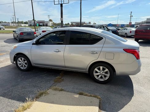 Used 2012 Nissan Versa SL image 3