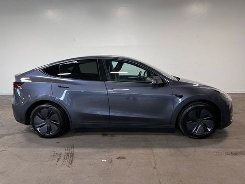 Used 2023 Tesla Model Y Long Range AWD/4WD image 2