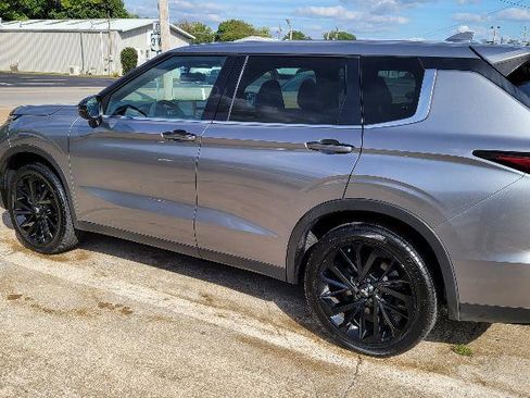 Used 2022 Mitsubishi Outlander SE image 3