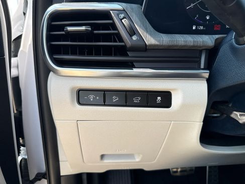 Used 2025 Kia Telluride SX w/ SX Captain's Chair Package FWD image 21