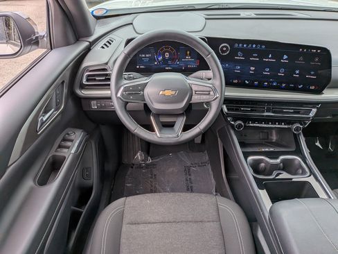 Used 2025 Chevrolet Traverse LT FWD image 18