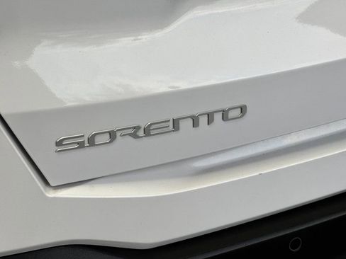 Used 2024 Kia Sorento S image 27