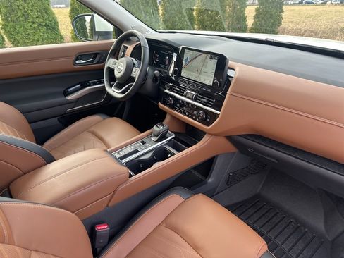 Used 2024 Nissan Pathfinder Platinum image 36