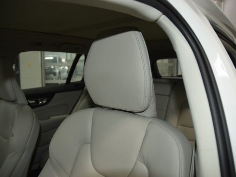 Used 2020 Volvo V60 T5 Momentum w/ Premium Package image 36