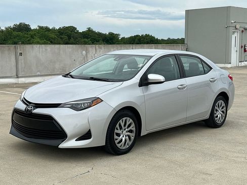 Used 2019 Toyota Corolla LE FWD image 2