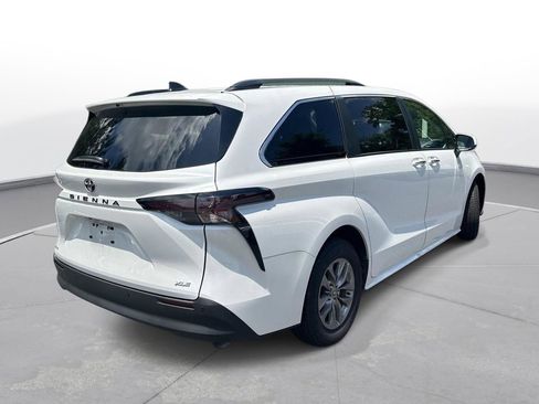 Certified 2026 Toyota Sienna XLE FWD image 6