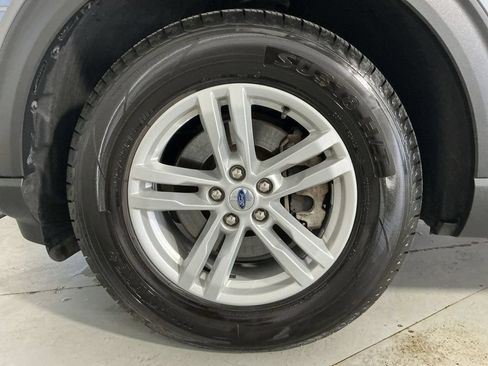 Used 2023 Ford Explorer XLT w/ Equipment Group 202A AWD/4WD image 13