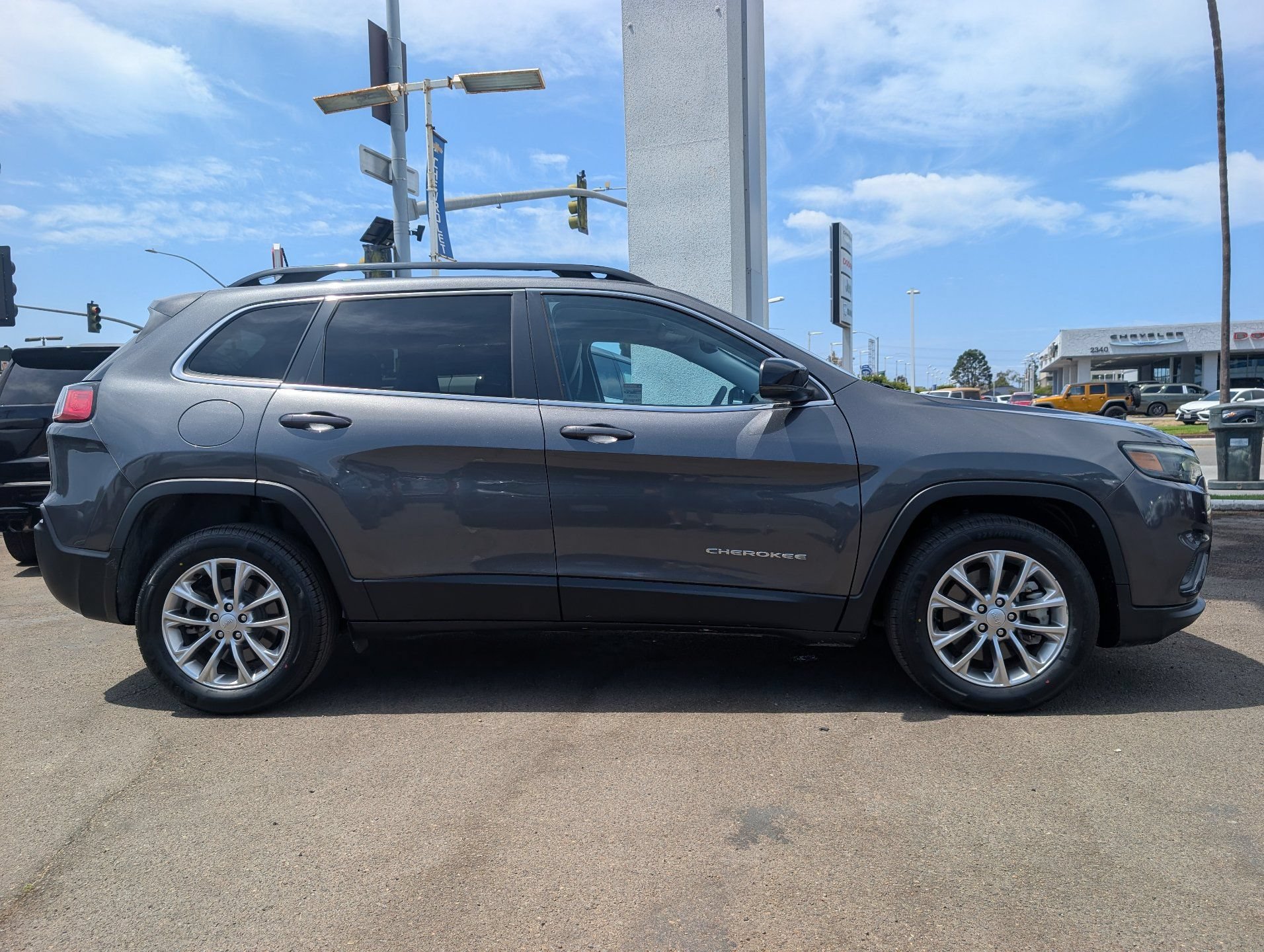 Used 2022 Jeep Cherokee Latitude Lux w/ Sun & Sound Group FWD image 7