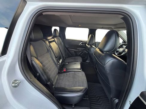 Used 2024 Mitsubishi Outlander SE FWD image 23