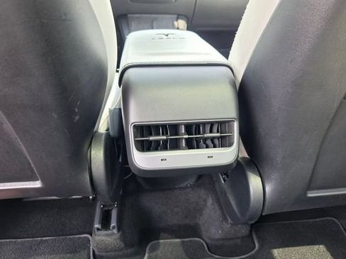 Used 2022 Tesla Model Y Long Range AWD/4WD image 39