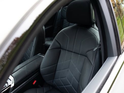 Used 2024 BMW 760i xDrive w/ Premium Package 2 image 42