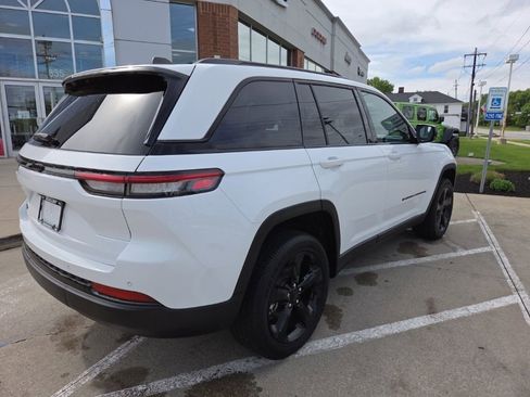 Certified 2024 Jeep Grand Cherokee Altitude AWD/4WD image 12