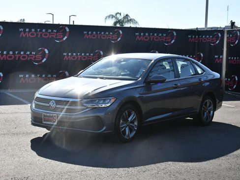 Used 2024 Volkswagen Jetta SE image 3