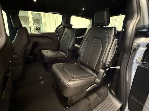 New 2026 Chrysler Pacifica Select FWD image 9