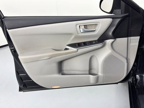 Used 2016 Toyota Camry SE image 32