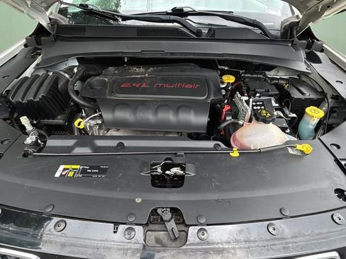 Used 2018 Jeep Compass Latitude FWD image 10