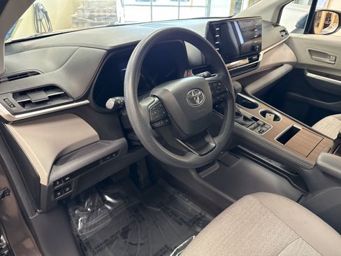 Used 2023 Toyota Sienna LE FWD image 26