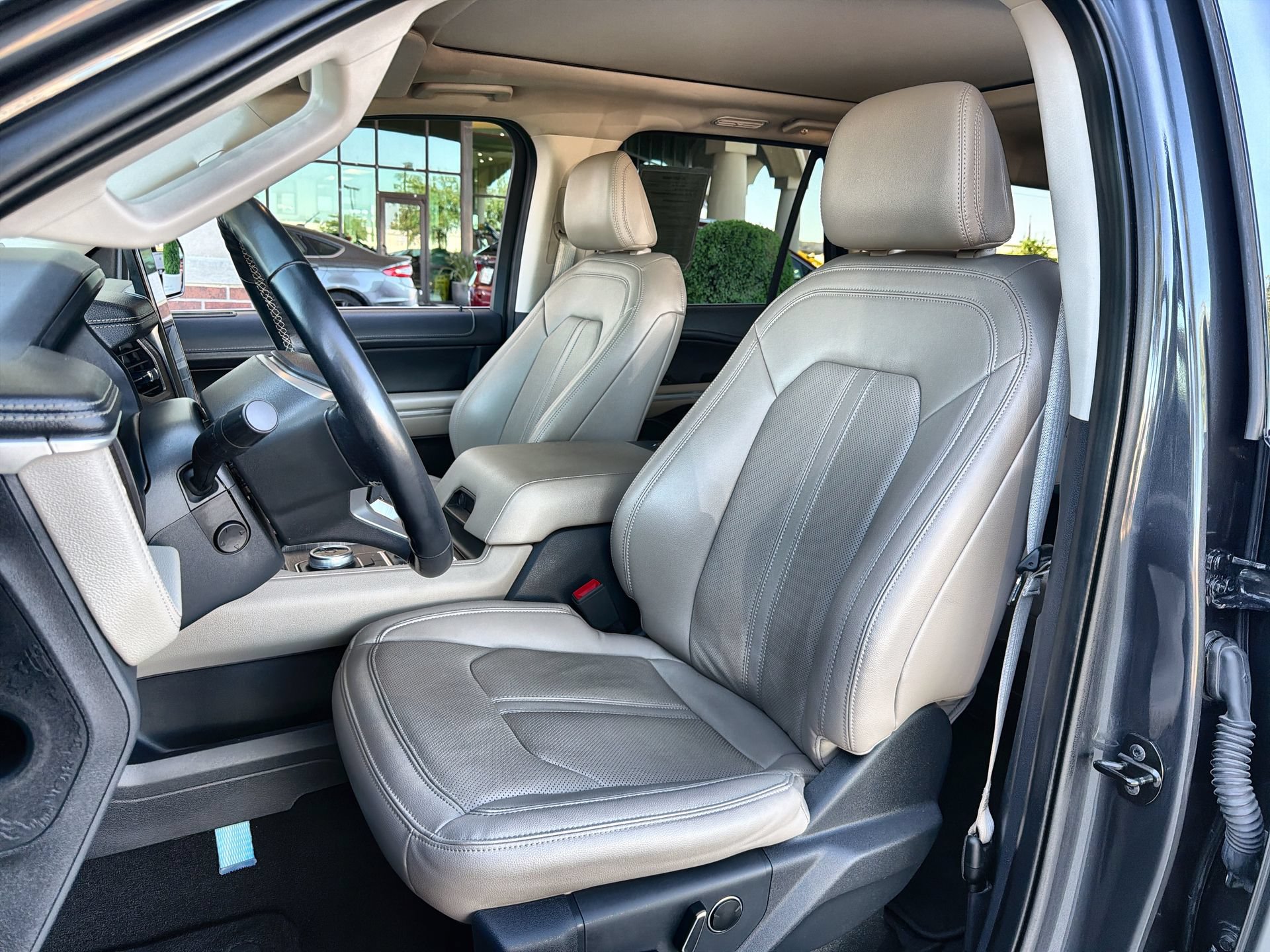 Used 2024 Ford Expedition Limited AWD/4WD image 11