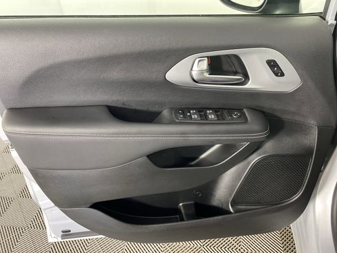 Used 2023 Chrysler Pacifica Touring-L w/ Uconnect Theater Family Group AWD/4WD image 14