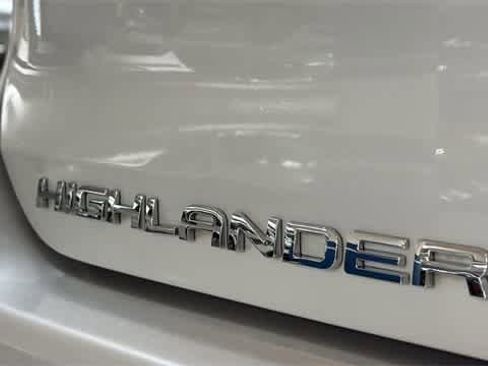 Used 2022 Toyota Highlander XLE image 9