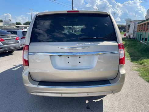 Used 2013 Chrysler Town & Country Touring-L w/ Entertainment Group #2 FWD image 4