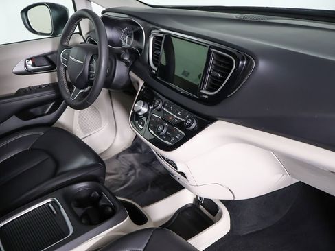 Used 2023 Chrysler Pacifica Touring-L FWD image 31