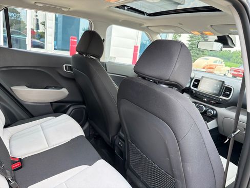 Used 2025 Hyundai Venue SEL FWD image 25