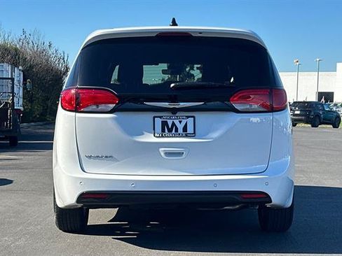 New 2026 Chrysler Voyager LX FWD image 4