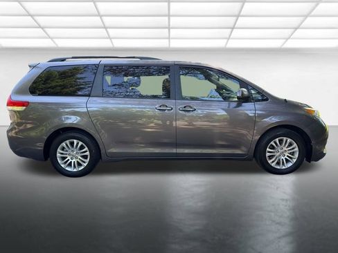 Used 2013 Toyota Sienna XLE FWD image 6