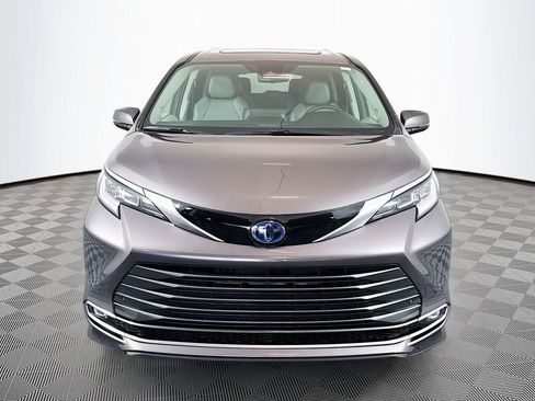 Used 2024 Toyota Sienna Limited FWD image 2