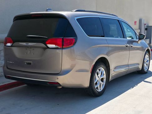 Used 2017 Chrysler Pacifica Touring-L w/ Tire & Wheel Group FWD image 3