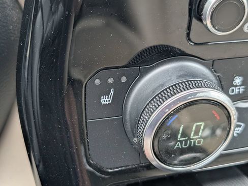 Used 2022 Toyota Highlander XLE FWD image 21
