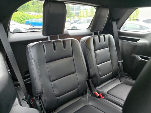 Used 2017 Ford Explorer XLT w/ Equipment Group 202A AWD/4WD image 15
