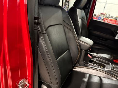 Used 2025 Jeep Gladiator Sport image 12