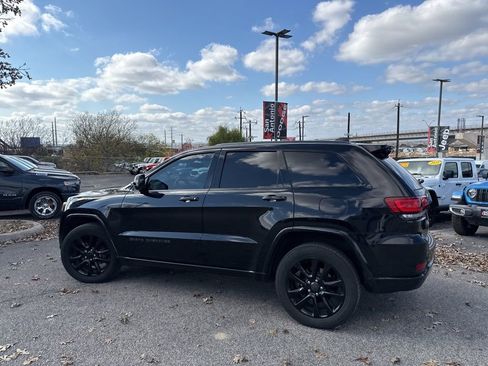 Used 2019 Jeep Grand Cherokee Altitude image 42