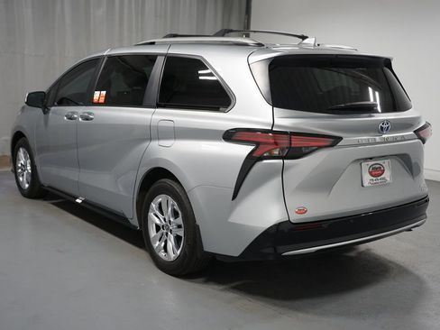 Certified 2023 Toyota Sienna Limited image 6
