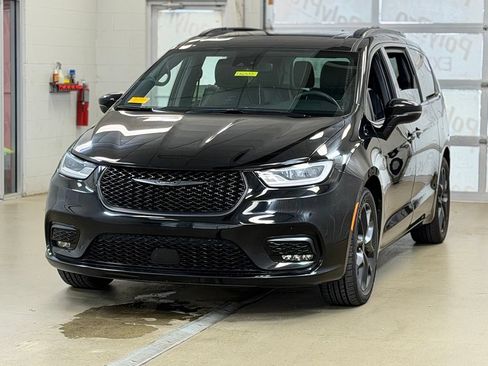 Used 2025 Chrysler Pacifica Limited FWD image 3