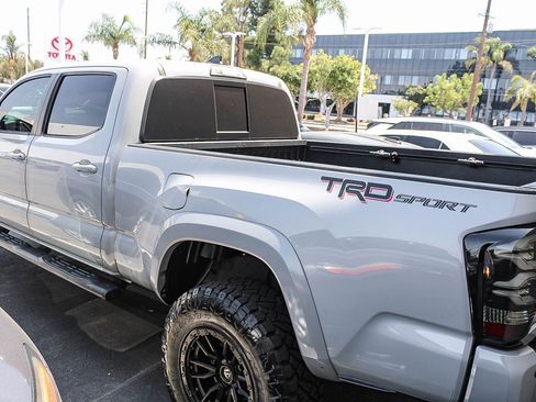 Used 2018 Toyota Tacoma TRD Sport w/ Technology Package RWD image 8