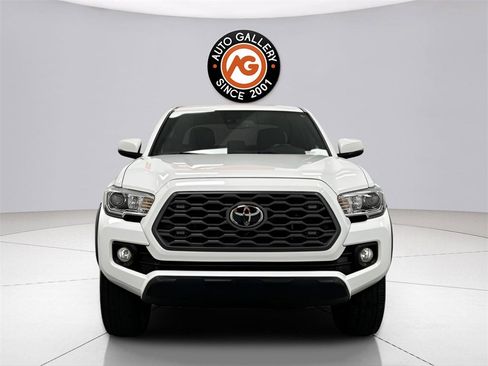 Used 2022 Toyota Tacoma TRD Off-Road image 2