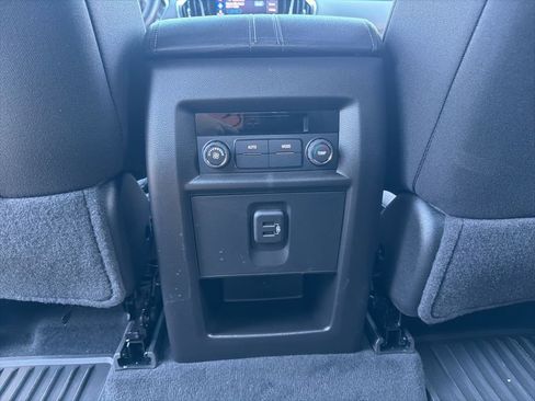 Used 2023 Chevrolet Traverse LT image 37