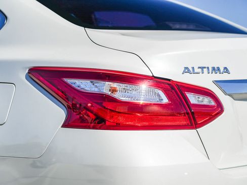 Used 2016 Nissan Altima 2.5 SV w/ Convenience Package FWD image 9