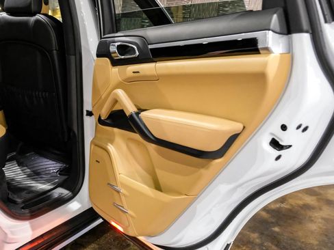 Used 2018 Porsche Cayenne S image 46