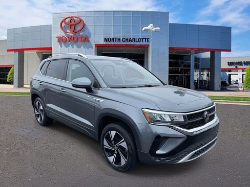 Used 2024 Volkswagen Taos SE image 1