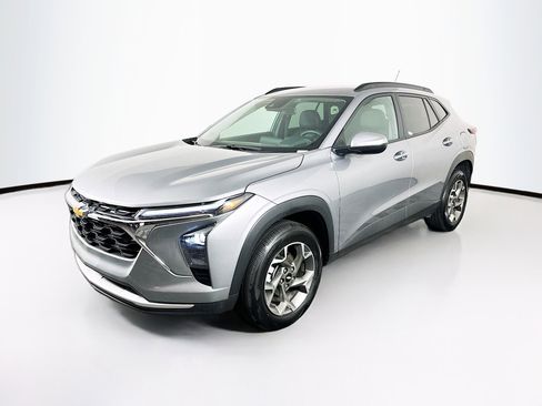 Used 2025 Chevrolet Trax LT w/ LT Convenience Package image 3