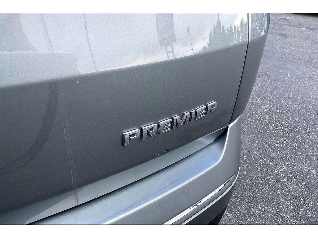 Used 2023 Chevrolet Traverse Premier FWD image 9