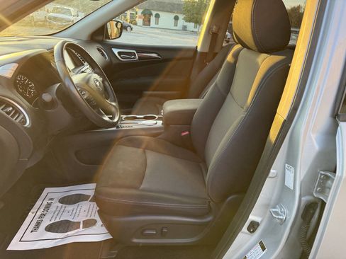 Used 2017 Nissan Pathfinder SV image 10