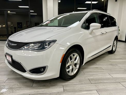 Used 2017 Chrysler Pacifica Touring-L w/ Tire & Wheel Group image 3