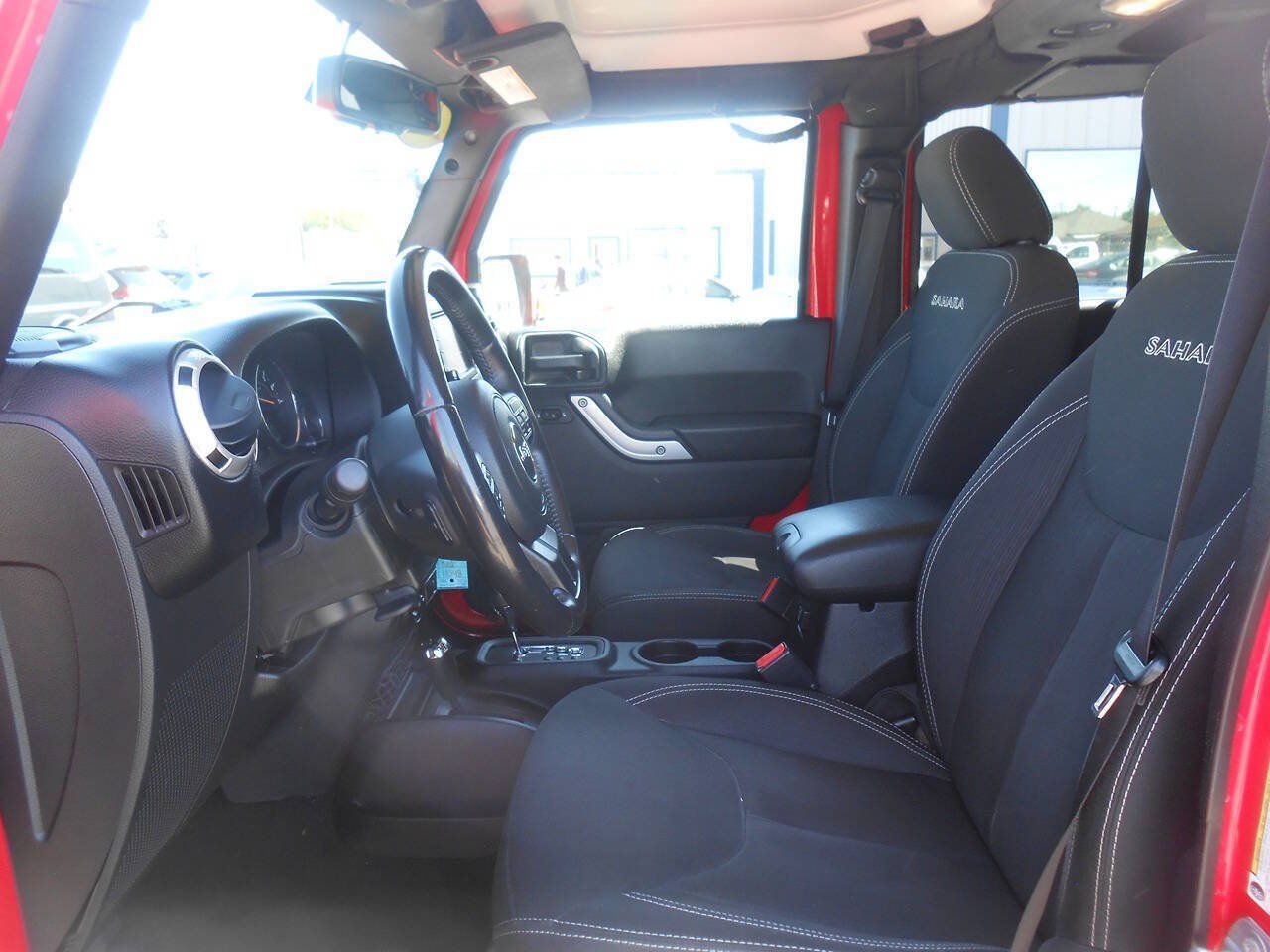 Used 2016 Jeep Wrangler Unlimited Sahara w/ Connectivity Group AWD/4WD image 8