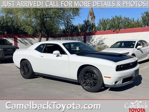 Used 2019 Dodge Challenger SXT image 1