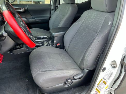 Used 2017 Toyota Tacoma TRD Sport image 14